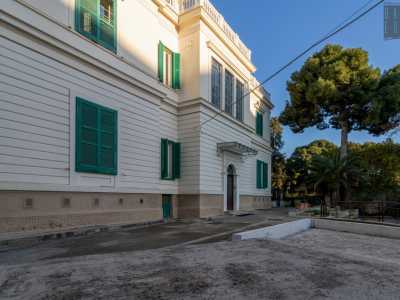 Si presenta su due livelli (pi� un piano interrato), dei quali il primo con un bugnato a fascia e un corpo centrale aggettante in corrispondenza dell�ingresso, sovrastato da un�ampia vetrata al livello superiore